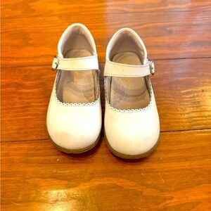 L’AMOUR Chloe Classic Scalloped Leather Mary Jane, White, size 9